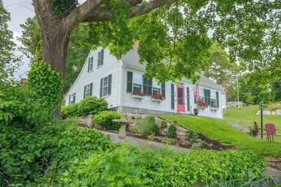 Image de Historic 1810 Captain Burrows Home~ A Nautical New England Inspiration!