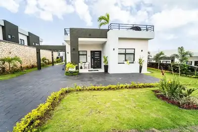 Image de Luxury villa with a private rooftop and backyard.