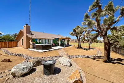 Image de 4br 2 ba house w/ hot tub, fire pit, A/C close to Joshua Tree National Park