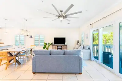 Image de 2-br home with pool, hot tub, golf, gym access