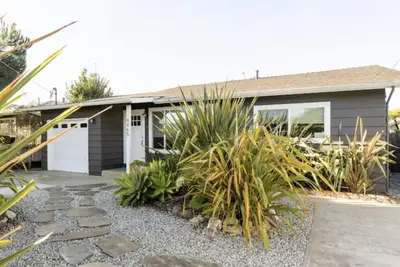 Image de Charming Pleasure Point Home-1 Block from Private’s Beach w Hot Tub & Bikes