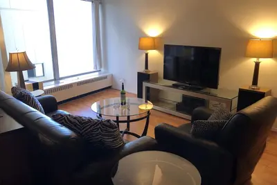 Image de Spacious 800 ft² 1bedroom River View Suite + Office (6 Months Minimum)
