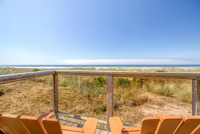 Image de Cozy Oceanfront Home with Wrap Around Windows! Beach access on the property!