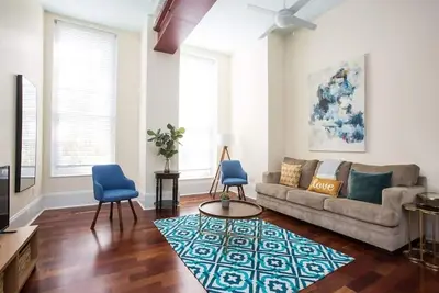 Image de Charming Sundrenched Historic Downtown Area Condo