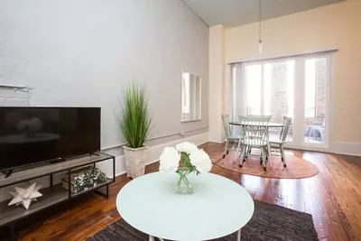 Image de Downtown, Fq, Convention Area Condo with Balcony