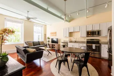 Image de Sunny Fq Cbd Condo for Work or Play Walk to Sights