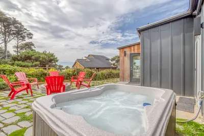 Image de Private, Gorgeous Retro Style A-Frame is Steps from the Beach Near Newport!