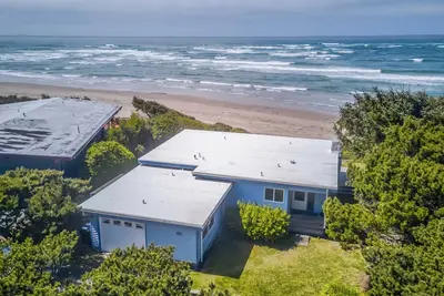 Image de Warm, Inviting Family Home Gives You Panoramic Cliff Views of the Waldport Beach