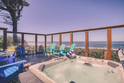 Image de Oceanfront Home, Hot Tub, Beach Access and Beautiful Architectural Details!
