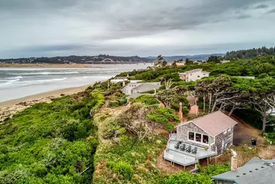 Image de Private, Wooded Oceanfront Home With Ocean Views from Great Room and Porch!
