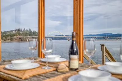 Image de Sunny Single-Level with Bridge and Bay Views in Bayshore, Beach and Pool Access!