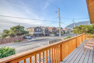 Image de Central Manzanita Ocean-View Cottage Has Woodstove And Large Deck, Proximity
