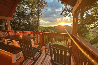 Image de Stunning Views, King Bed, outdoor swing bed, Hot Tub, 5 minutes to the Gsmnp!