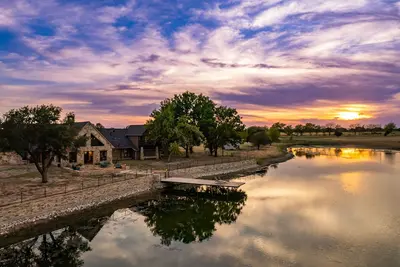 Image de Luxurious 4 Br Farmhouse with Private Lake