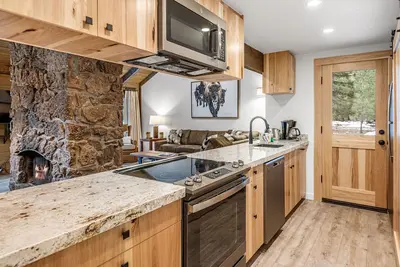 Image de Dog-Friendly Home, Hot Tub, Sharc Passes, WiFi, Fireplace, remodeled Kitchen!