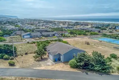Image de Elegant Style, Comfort in Waldport 3-Bedroom, Neighborhood Playground Next Door!