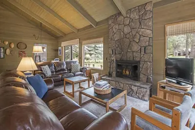 Image de Gather Around the Stone Hearth in Rustic Family Home on Sunriver Golf Course!