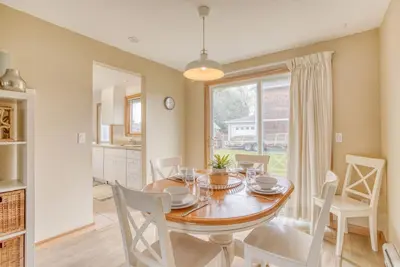 Image de Modern 2 Bedroom in Heart of Downtown Gearhart, Two Blocks from Beach!
