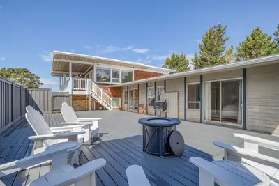 Image de Panoramic Ocean Views, Private Patio w/ Fire Table, Tv Room, Modern Updates.