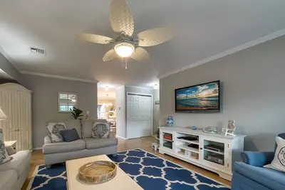 Image de Beautiful home 3 blocks from the beach with plenty of common space