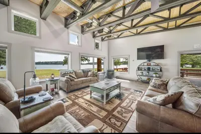 Image de Spacious Lakefront Home w/ hot tub, dock, & private ramp.