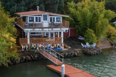 Image de Charming and Cozy Waterfront Cabin With Hot Tub