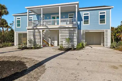 Image de New! ! The Blue Pelican! Stunningl canal front beauty with direct gulf access!