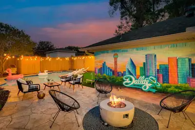 Image de Designer Dallas Oasis! Central Location! Pool! Bbq! Firepit! Minigolf!