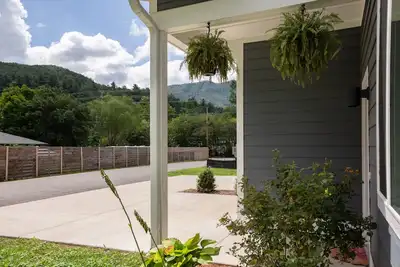 Image de Modern Black Mtn Townhome w River Access 15 mi>Avl