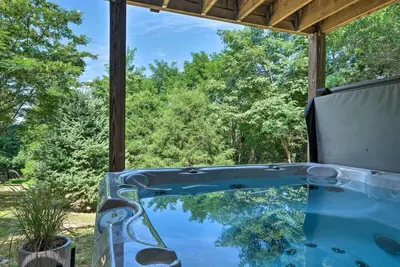 Image de Tranquil mountainhouse w\/hot tub, super close to trails & wineries- pet friendly
