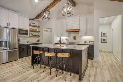 Image de Modern Farmhouse Nestled in the Woods