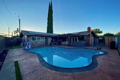 Image de King Suite House guest house, heated pool, spa, pool table, ping pong