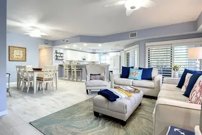 Image de Oceanwalk Jr. Penthouse ~ Across from pool, tennis & shuffleboard ~ Walk to beach! Ow7-207