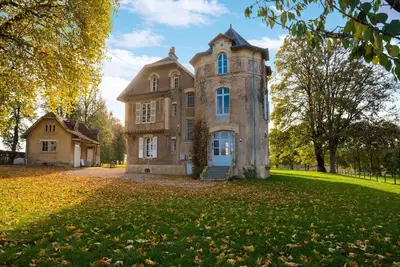 Image de Maison de vacances attenante à un château.