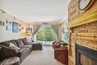 Image de Whiffletree I1, the new furniture makes this a very attractive condo and it is close to skiing, snowboarding, mountain biking and golf. Ski back to condo and take the shuttle bus to mountain. Summer Outdoor pool.