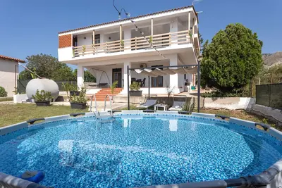 Image de Maison de vacances 'Casa Vista Mare tra gli Ulivi' avec piscine, Wi-Fi et climatisation