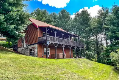 Image de Experience May in the Mountains–Book Your Stay at Breezy River Mountain Cabin