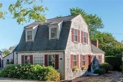 Image de New! In town 3 bed/2 bath home, well appointed w large yard and parking, + bikes