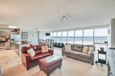 Image de Shop & Dine: Fort Worth Condo w/ Racetrack Views!