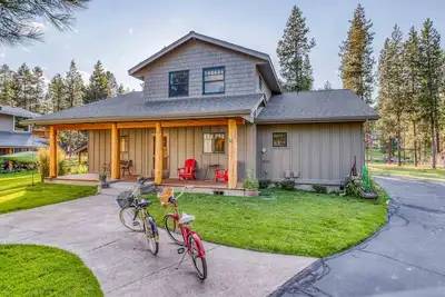 Image de Settle Inn and relax by the riverfront at this Pet Friendly, Hot Tub Home.