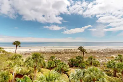 Image de Spectacular, panoramic views of the ocean in this 2 Bedroom, 4th Floor Condo