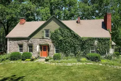 Black Walnut Farm: 1700s Farmhouse on 34 acres, Antique Lover's Dream