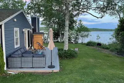 Image de Peaceful waterfront home on quiet cove with outdoor sauna near shops & hiking