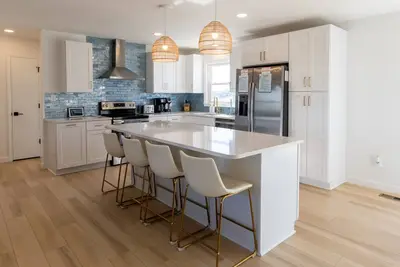 Image de ⭐️2Min Walk to Ocean! Hot Tub! Huge New Deck! Quiet Road! Dogs! Open floorplan💥