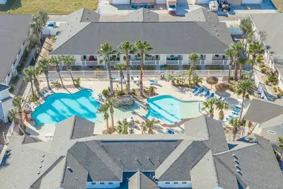 Image de 🏖️Resort heated pool, 5min to the beach, Pet friendly, Sleeps 7!