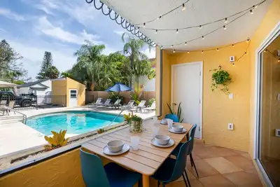 Image de ★ New ★ Serene Retreat | Private Patio & Pool ★