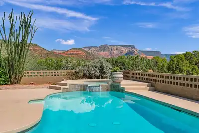 Image de Experience luxury at Sedona Chimney Rock Trail House, perfect for 10, with stunning red rock views.