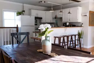 Image de Magnolia Main Unit - 10 min to downtown and campus