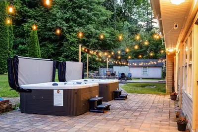 Image de 2 Hot Tubs, Pool, Fire Pit, 9 Ensuite Bathrooms, Game Room, Trails, Sleeps 25!
