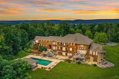 Image de *5 Star Lux Retreat Sleeps 25+ Pool Theater Arcade